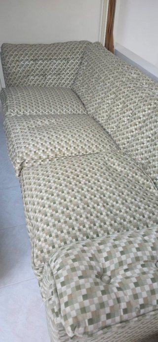 Sofá de tela beige y verde