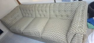 Sofá de tela beige y verde