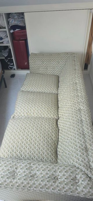 Sofá de tela beige y verde