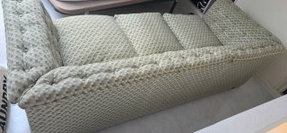 Sofá de tela beige y verde