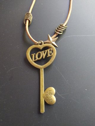 Collar Love You cuero y metal
