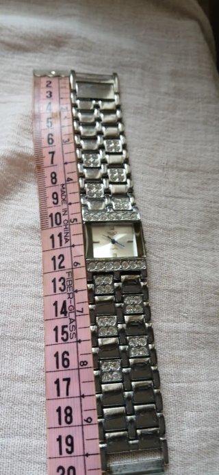 Reloj SELECT plateado con pedrería