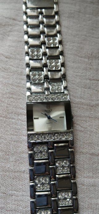 Reloj SELECT plateado con pedrería