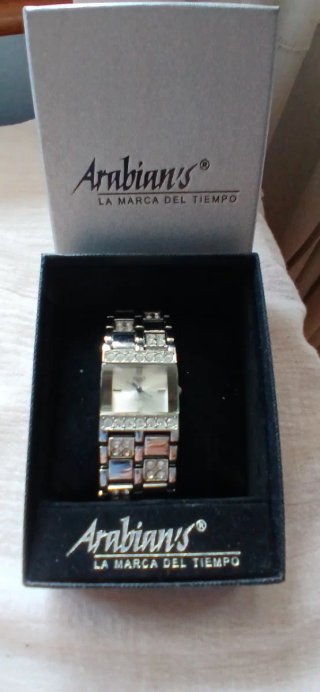 Reloj SELECT plateado con pedrería