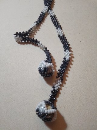 Collar anudado blanco y negro