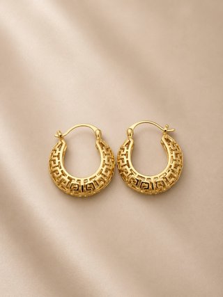 Pendientes dorados con diseño geométrico