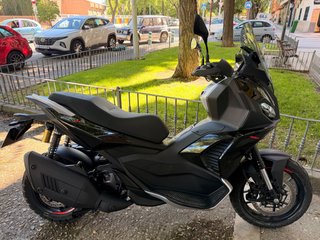 Aprilia SR GT 400