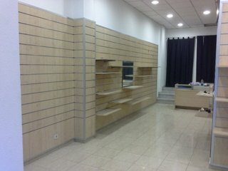 Local comercial, amueblado, 65 metros, un baño