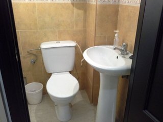 Local comercial, amueblado, 65 metros, un baño