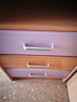 Escritorio infantil con cajonera morada