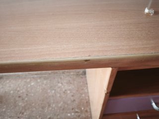 Escritorio infantil con cajonera morada