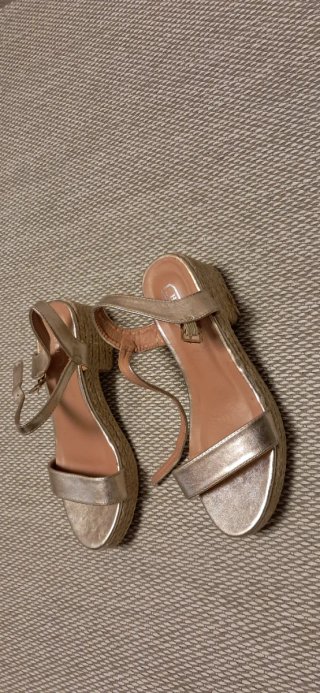 Sandalias doradas mujer