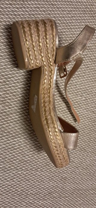 Sandalias doradas mujer