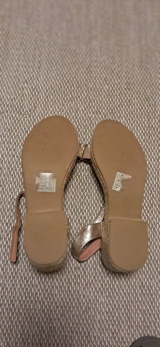 Sandalias doradas mujer