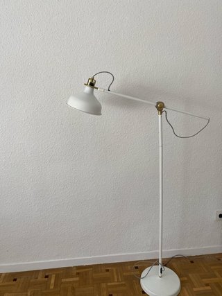 2 Lámparas de pie blancas. Serie RANARP de Ikea.