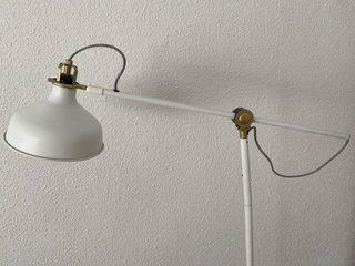 2 Lámparas de pie blancas. Serie RANARP de Ikea.