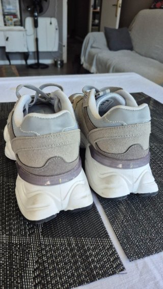 Zapatillas deportivas beige y grises