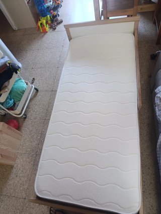 Cama infantil IKEA madera con barrera