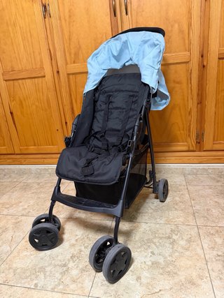 Silla de paseo ligera negra y azul