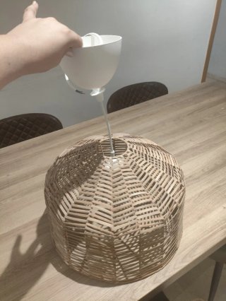 Lámpara colgante mimbre y blanco
