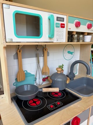 Cocinita de juguete con accesorios