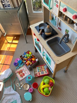 Cocinita de juguete con accesorios