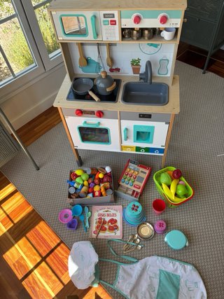 Cocinita de juguete con accesorios