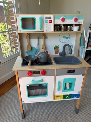 Cocinita de juguete con accesorios