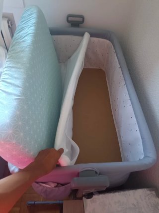 Minicuna gris con estampado de triángulos