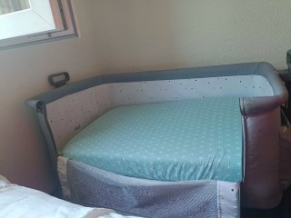 Minicuna gris con estampado de triángulos