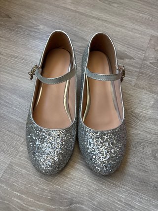 Zapatos de fiesta plateados con purpurina