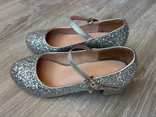 Zapatos de fiesta plateados con purpurina