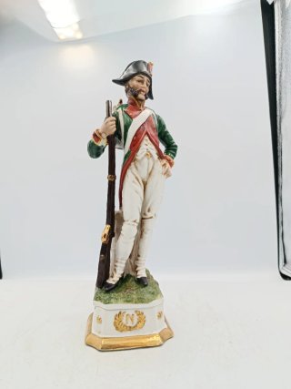 FIGURA PORCELANA CAPODIMONTE SOLDADO NAPOLEÓNICO