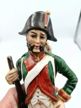 FIGURA PORCELANA CAPODIMONTE SOLDADO NAPOLEÓNICO