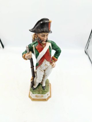 FIGURA PORCELANA CAPODIMONTE SOLDADO NAPOLEÓNICO