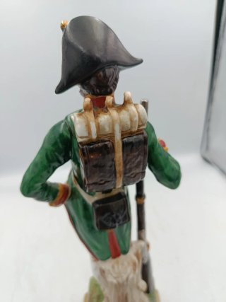 FIGURA PORCELANA CAPODIMONTE SOLDADO NAPOLEÓNICO