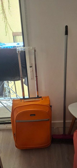 Maleta naranja de viaje