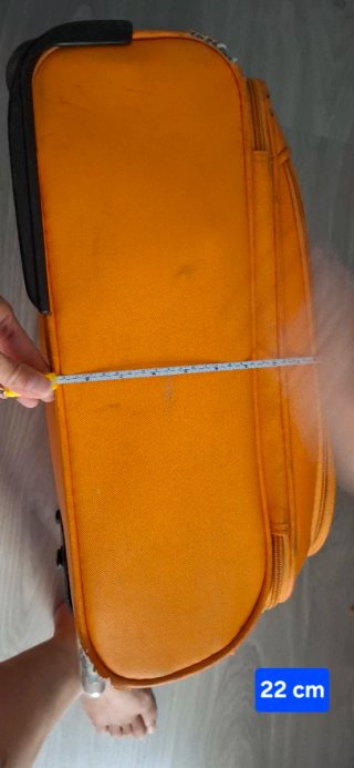Maleta naranja de viaje