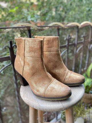 Botines de piel dorados y marrones