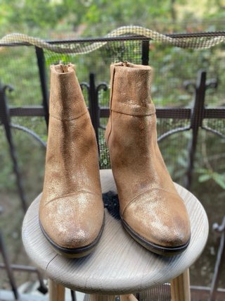 Botines de piel dorados y marrones