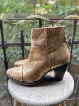 Botines de piel dorados y marrones
