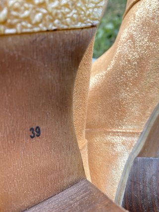 Botines de piel dorados y marrones
