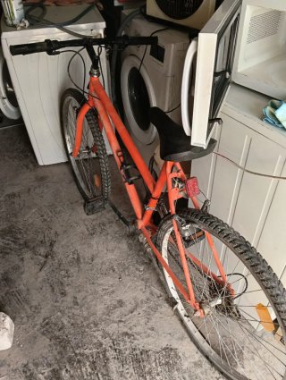 Bicicleta naranja buen estado