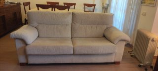 Sofá de tela beige,tres plazas, muy cómodo