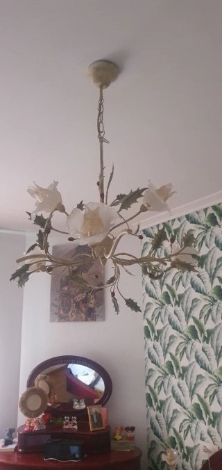 Lámpara de forja estilo floral dorada y verde