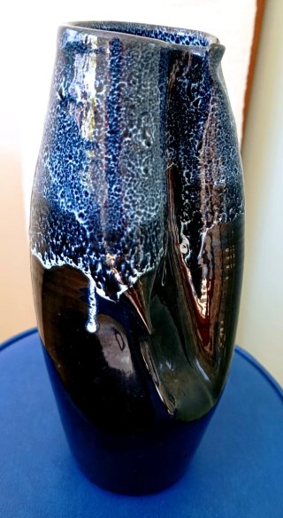 Jarrón de cerámica azul y negro