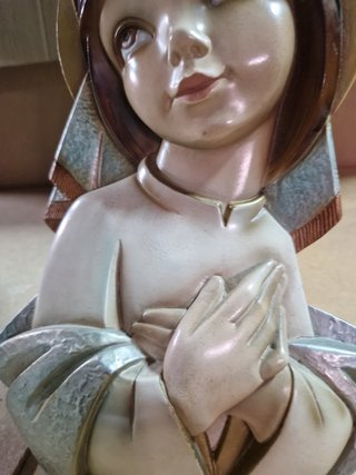 Escultura Virgen Niña Orante en ceramica