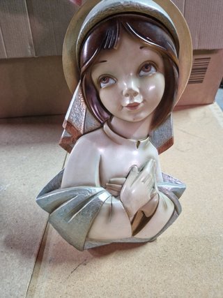 Escultura Virgen Niña Orante en ceramica