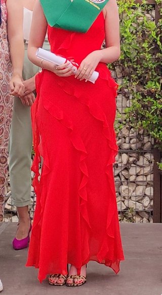 Vestido rojo formal con volantes