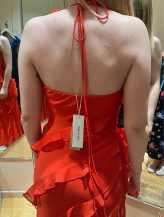 Vestido rojo formal con volantes